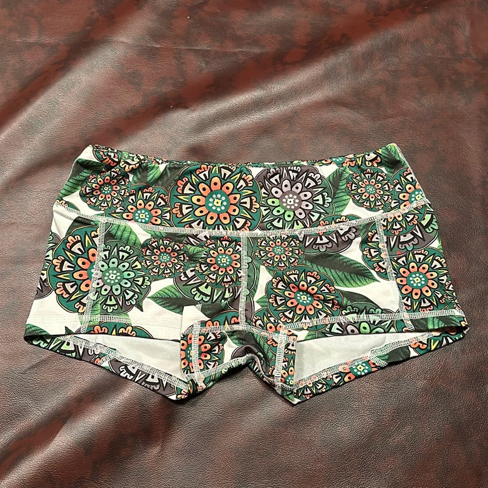 Like new FLEO low rise contour shorts. Size medium.